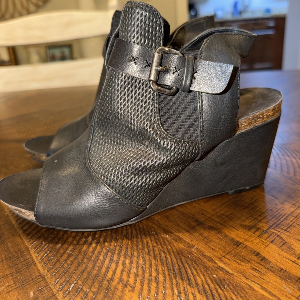 Frye Brielle Ankle Strap Black Leather‎ Sandal Wedge Heel Size 7.5M